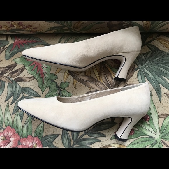 Cream colored suede pumps leather upper - Picture 2 of 11